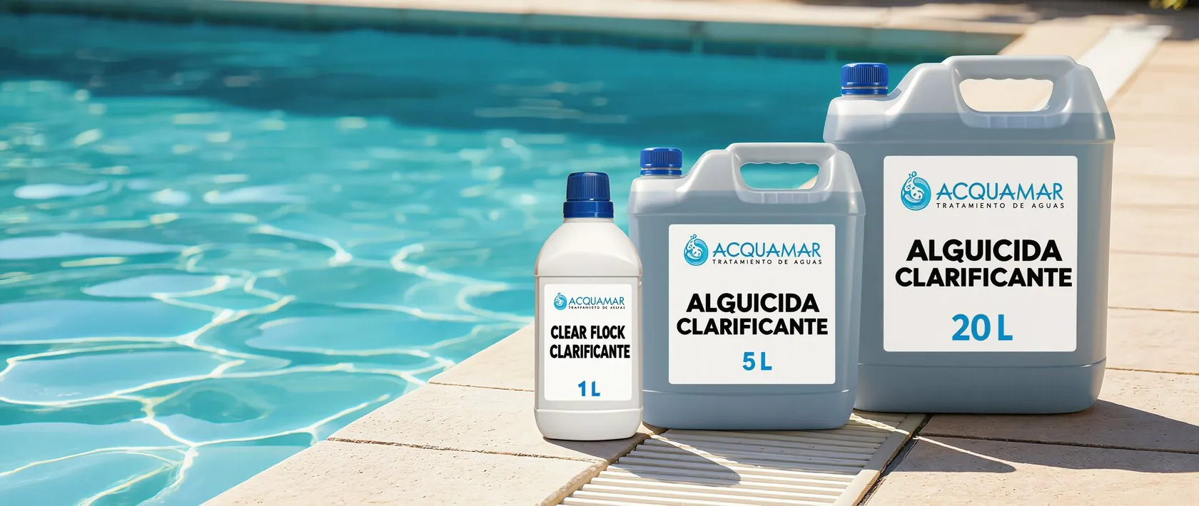 Envases de Clear Flock y alguicida clarificante al borde de una piscina (imagen referencial)